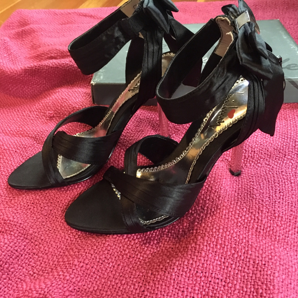 ANNE MICHELLE BRAND NEW SATIN-Y HEELS W/ CUTE BOWS